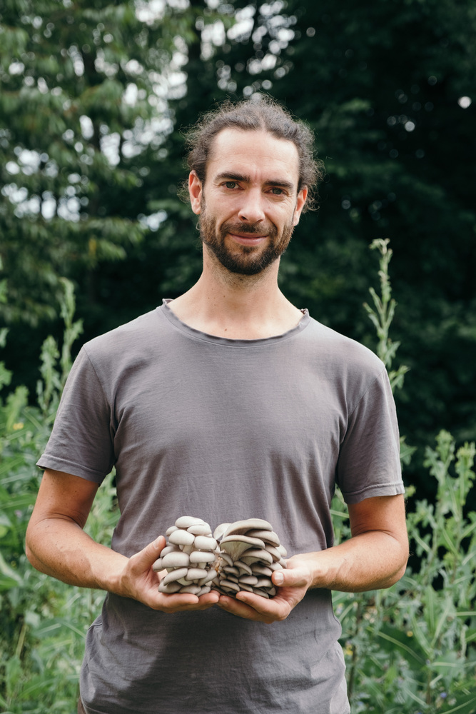 Tobias Paar mit Austernpilzen